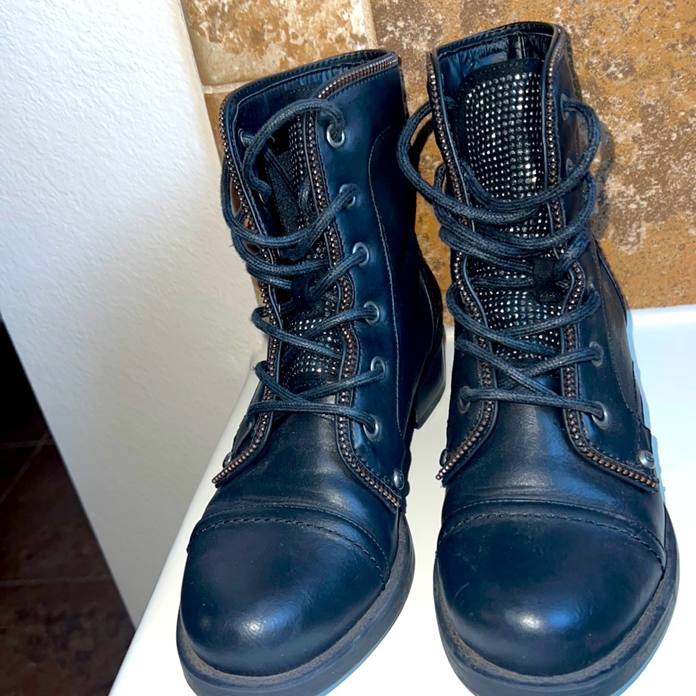 Gbg Guess Sequin Tongue Ankle Boot
Combat Boots Size 6M